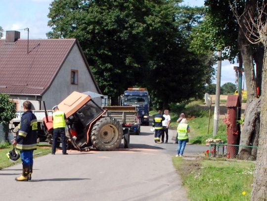 Ciągnik rolniczy zderzył się z ciężarówką