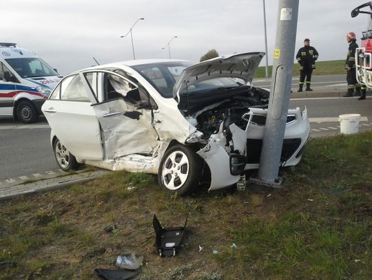 Cięli auto, by wyciągnąć ranną osobę. Wypadek na al. Kociewskiej w Pelplinie