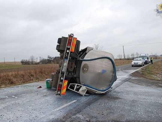 Ciężarówka przewróciła się na bok i zablokowała drogę