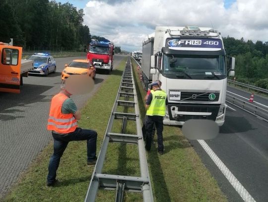 Ciężarówka uderzyła w barierki na autostradzie