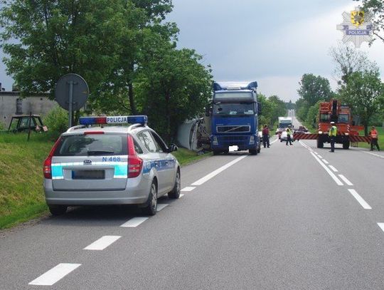 Ciężarówka w rowie zablokowała ruch