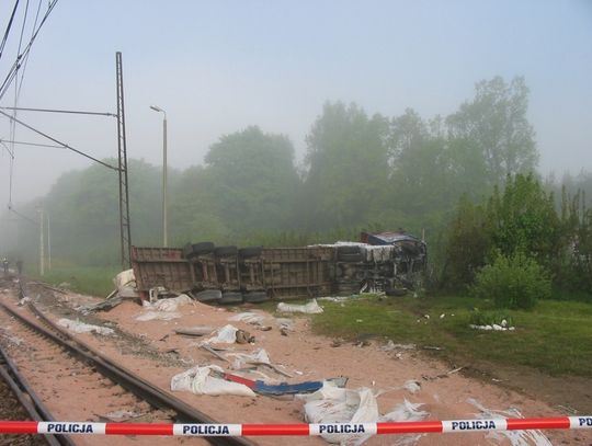 Ciężarówka wjechała w pociąg pasażerski