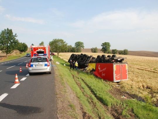 Ciężarówka wywrócona. Kierowca z urazem kręgosłupa w szpitalu w Tczewie