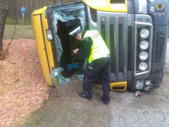 Ciężarówka zjechała do rowu - ranny kierowca
