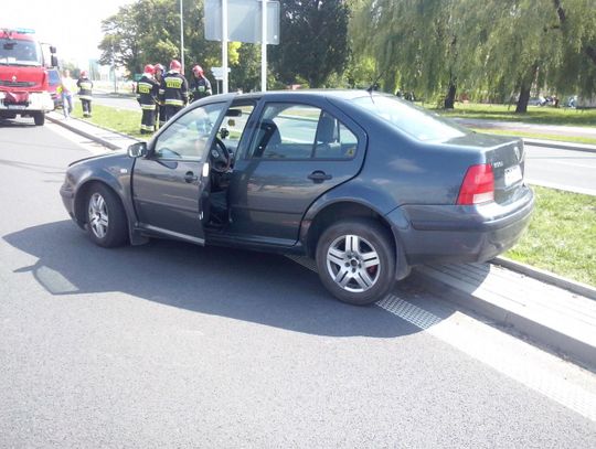 Ciężarówka zmieniała pas i zaczepiła o osobówkę. 