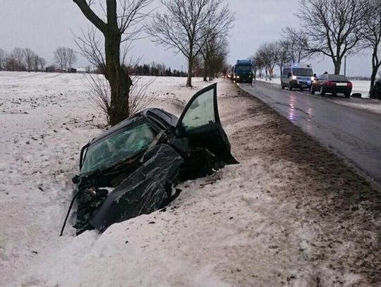 Citroen Jumper dachował i zapalił się po czołowym zderzeniu