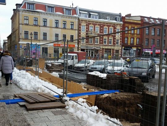 Co się dzieje na Rynku? Budują, kopią, kładą rury. Powód? Instalacja sieci ciepłowniczej