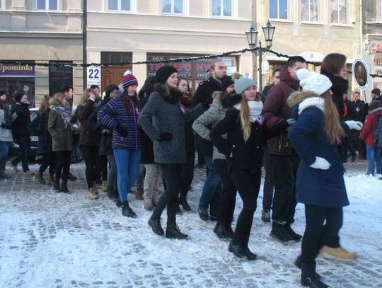 Co tam śnieg i mróz. Maturzyści odtańczyli poloneza na starówce!