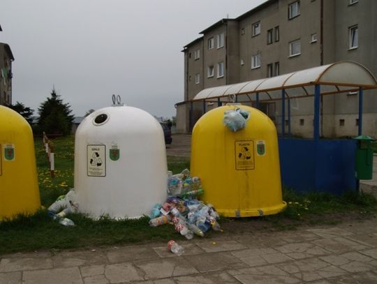 Co ze śmieciami wokół pojemników