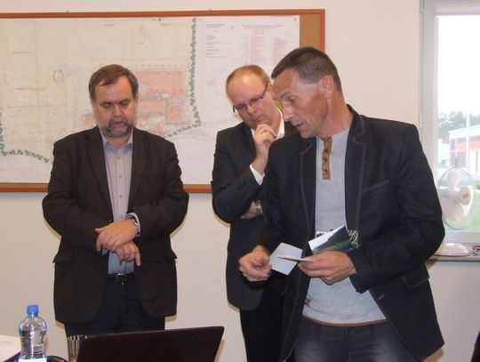 Co ZUOK wylewa przez płot? Mieszkańcy mają dowód. Ale na co?