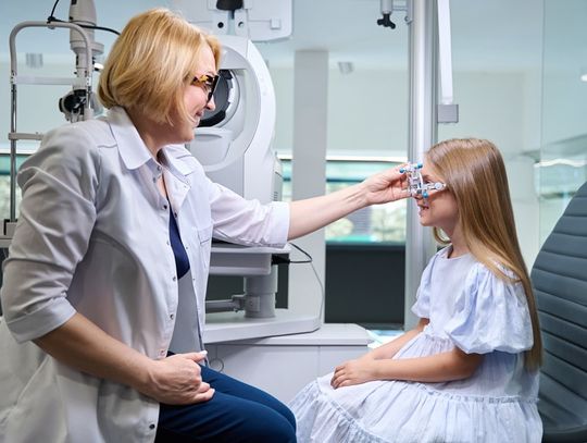 Cylinder skrzyżowany w korekcji wzroku - czym jest i jak działa?