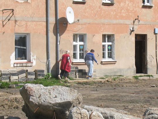 Cyrk pod blokiem. Budują, rozbierają… „Nie mamy gdzie trzymać węgla!”
