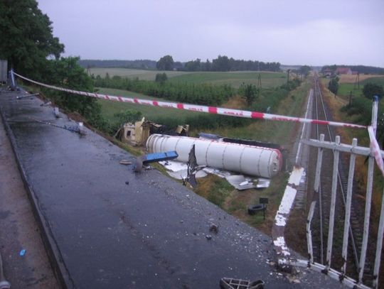 Cysterna spadła na tory kolejowe