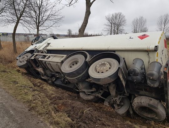 Cysterna wpadła do rowu. 