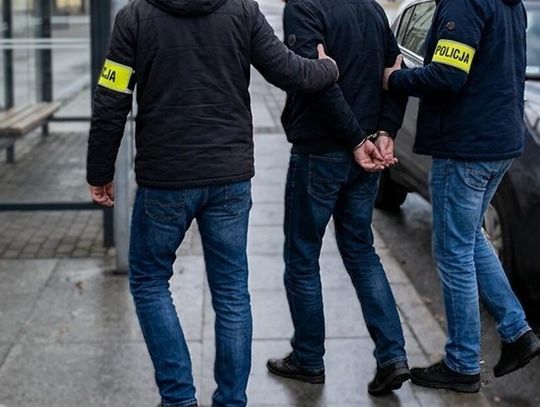 Czekał na autobus, a przyjechał... radiowóz