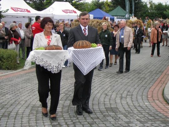 Częstowali chlebem z tegorocznego ziarna