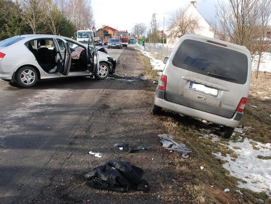 Czołowe zdarzenie hondy i peugeota. Cztery osoby ranne