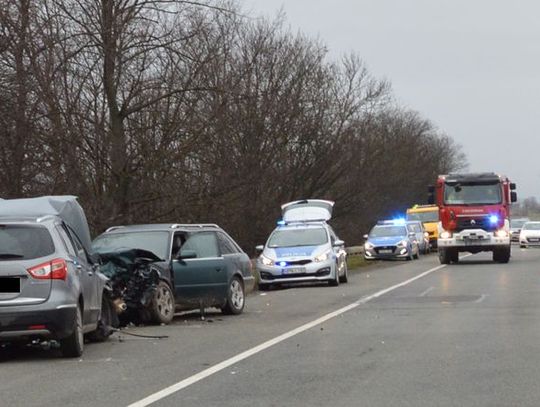 Czołowe zderzenie dwóch aut na DK 22 przed mostem w Knybawie. Ranni kierowcy trafili do szpitala