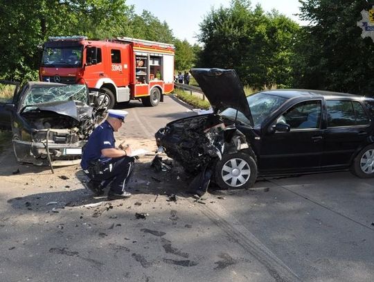 Czołowe zderzenie dwóch volkswagenów
