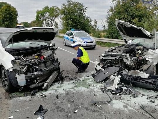 Czołowe zderzenie na DK7. Dwójka dzieci odwieziona do szpitala.