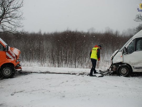 Czołowe zderzenie w śnieżycy