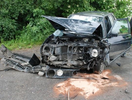 Czołowe zderzenie z ciężarówką na zakręcie