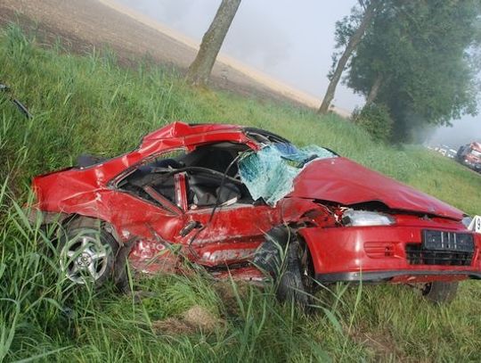 Czołowe zderzenie. Zmiażdżona honda civic, trzy osoby ranne 