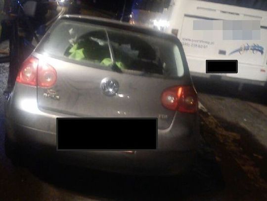 Czołowo samochód osobowy i autobus, kierowca w stanie ciężkim