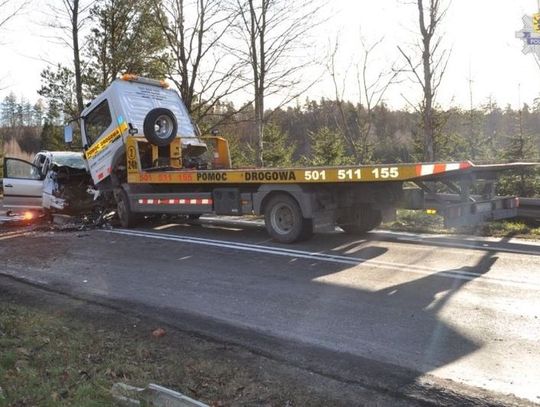 Czołowo z lawetą - 9 osób w szpitalu