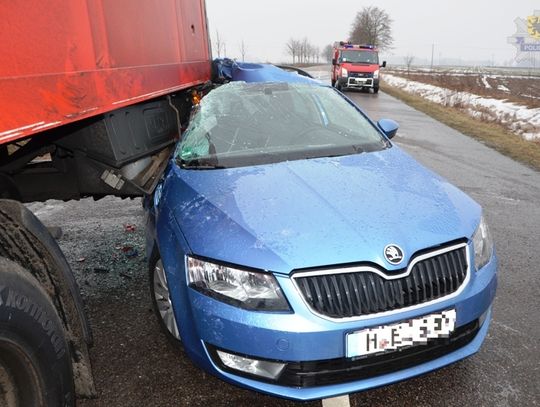 Cztery osoby ranne po zderzeniu Skody z Tirem