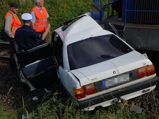 Cztery osoby ranne w wypadku kolejowym. Wjechał na oznakowanym przejeździe pod pociąg 