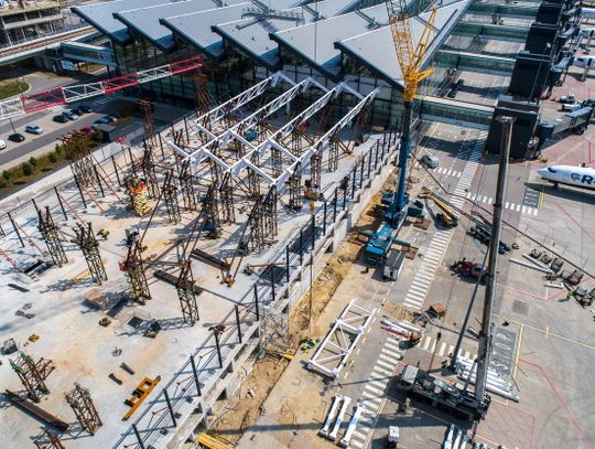 Cztery stalowe dźwigary na gdańskim lotnisku. To część konstrukcji dachu nowego terminala 