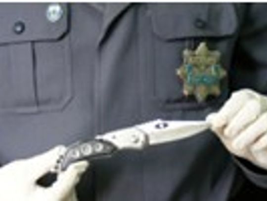 Czterych rozbójników z nożem i stłuczoną butelką w ręku