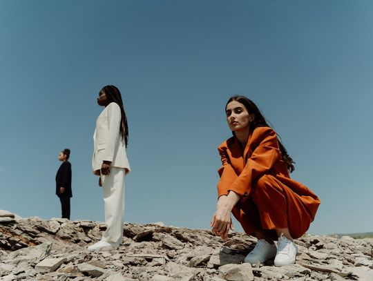 Czy szerokie spodnie pasują do sylwetki plus size?