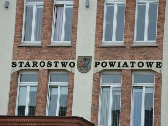 Czy ukraińska flaga zniknie sprzed Starostwa?  Domagają się tego mieszkańcy oraz radny