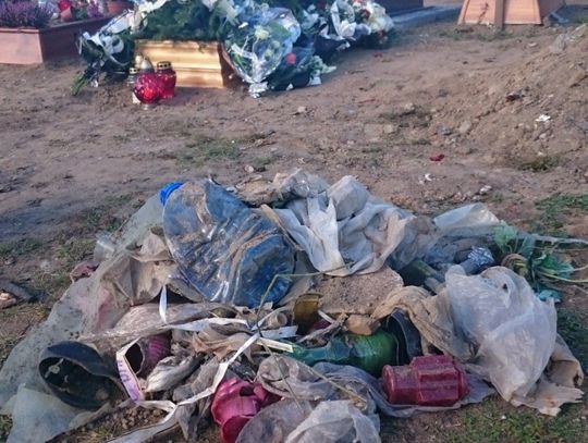 Czyje kości znaleziono na cmentarnych alejkach? Prokuratura ma wyniki badań