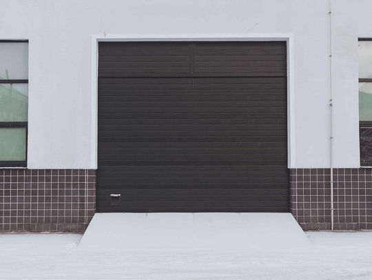 Czym różni się brama przemysłowa od garażowej?