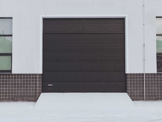 Czym różni się brama przemysłowa od garażowej?