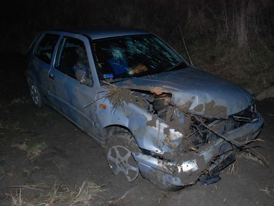 Dachował, aby nie potrącić pieszego