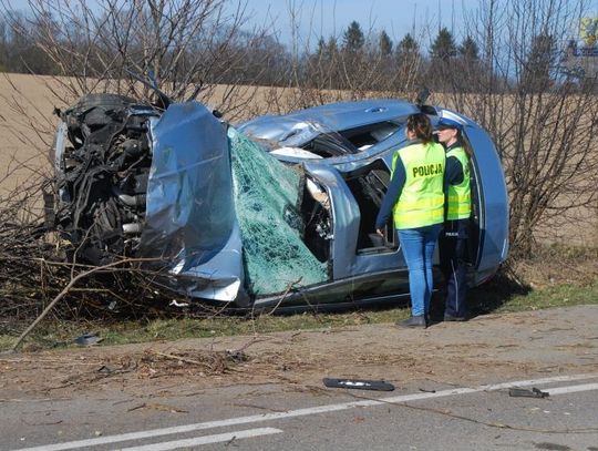 Dachował i uderzył w drzewo