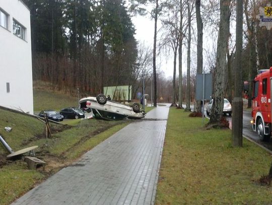 Dachował na ul. Mickiewicza 