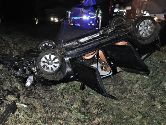 Dachowanie auta na drodze krajowej nr 91. Służby przypominają - rozwaga i szczególna ostrożność na drodze to podstawa!