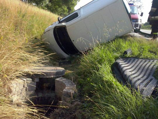 Dachowanie auta na krajówce. Jedna osoba zabrana do szpitala