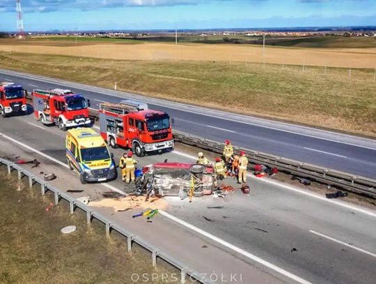Dachowanie na A1 – niebezpieczny wypadek