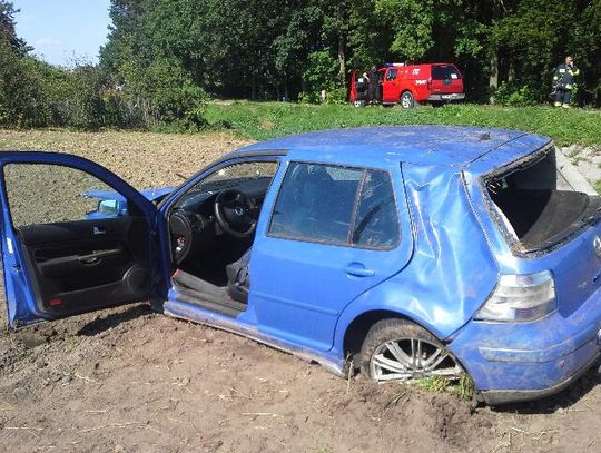 Dachowanie na drodze powiatowej. Dwie osoby ranne