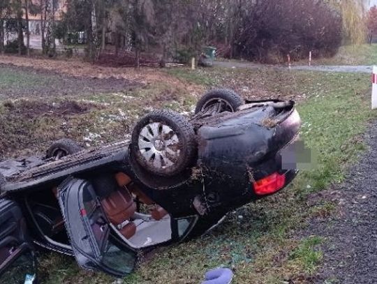  Dachowanie na „jedynce” - cztery osoby ranne 