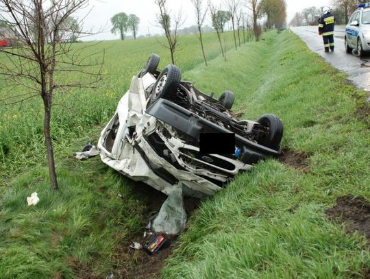 Dachowanie na „jedynce” – trzy osoby w szpitalu
