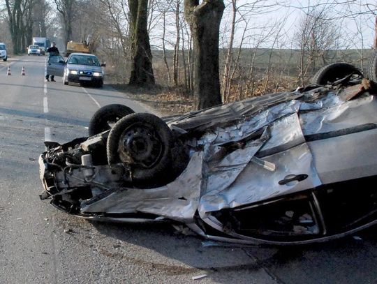 Dachowanie osobowego forda w pobliżu Demlina