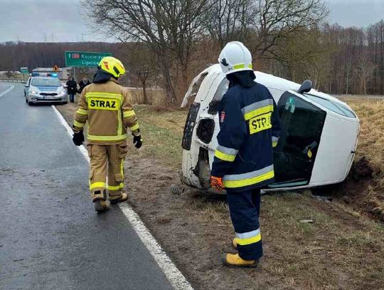 Dachowanie samochodu osobowego na DK20 Tuchomie-Trzebiatkowa