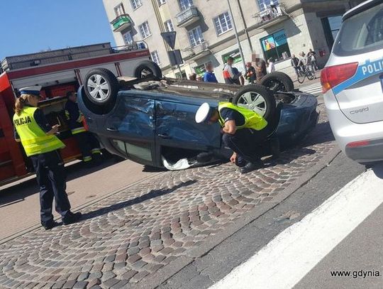 Dachowanie samochodu w Gdyni Chyloni